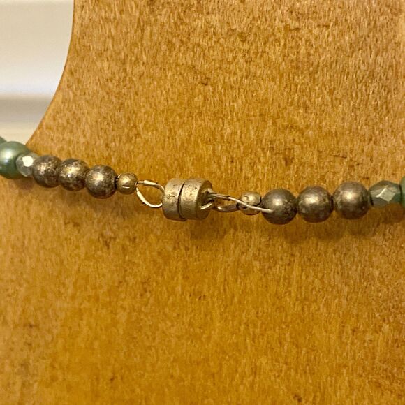 Vintage Sea Foam Mint Green Bead Crystal Necklace with Magnetic Closure - Picture 5 of 8